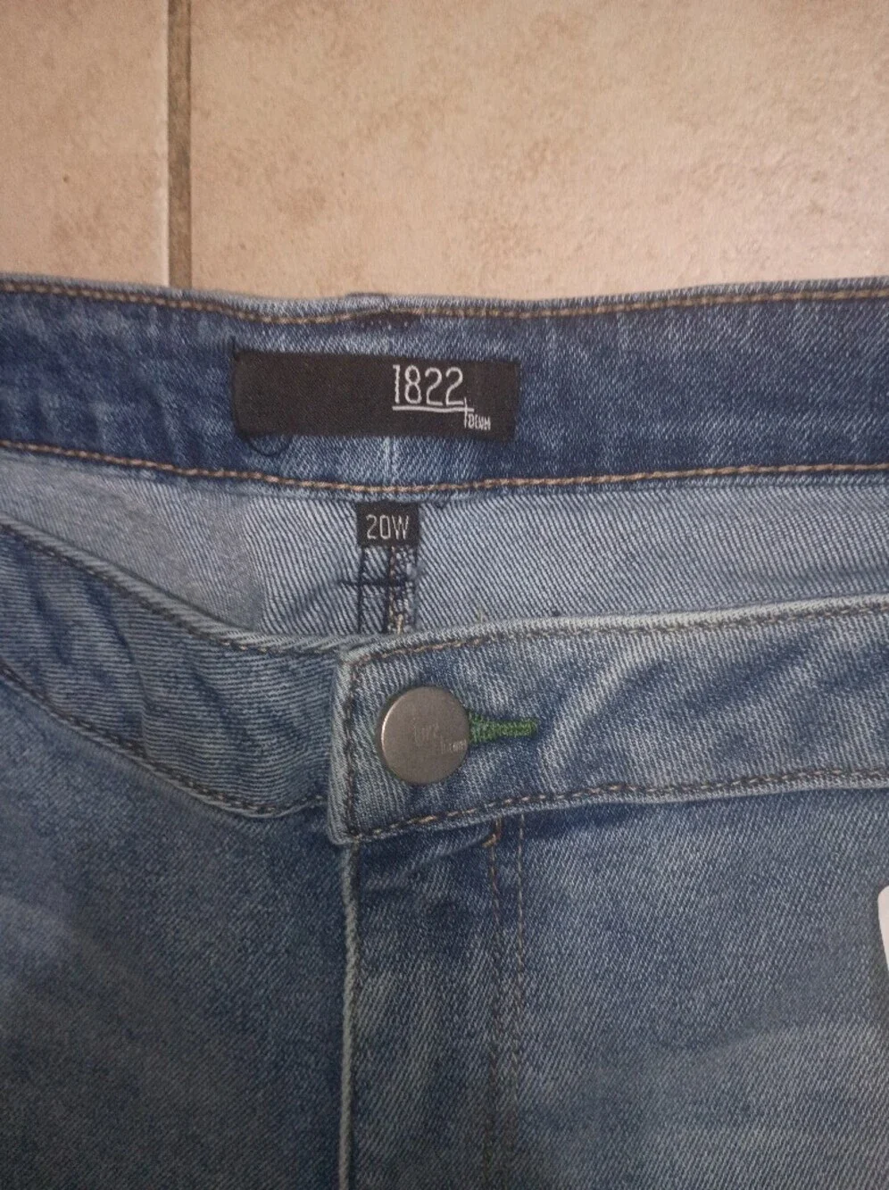 1822 Denim Boyfriend Jeans in Light Blue with White Tee